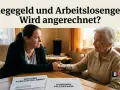 Eine junge Frau hält die Hand einer älteren Dame. Auf dem Tisch liegen Dokumente. Darf ich arbeiten, wenn ich Pflegegeld bekomme?