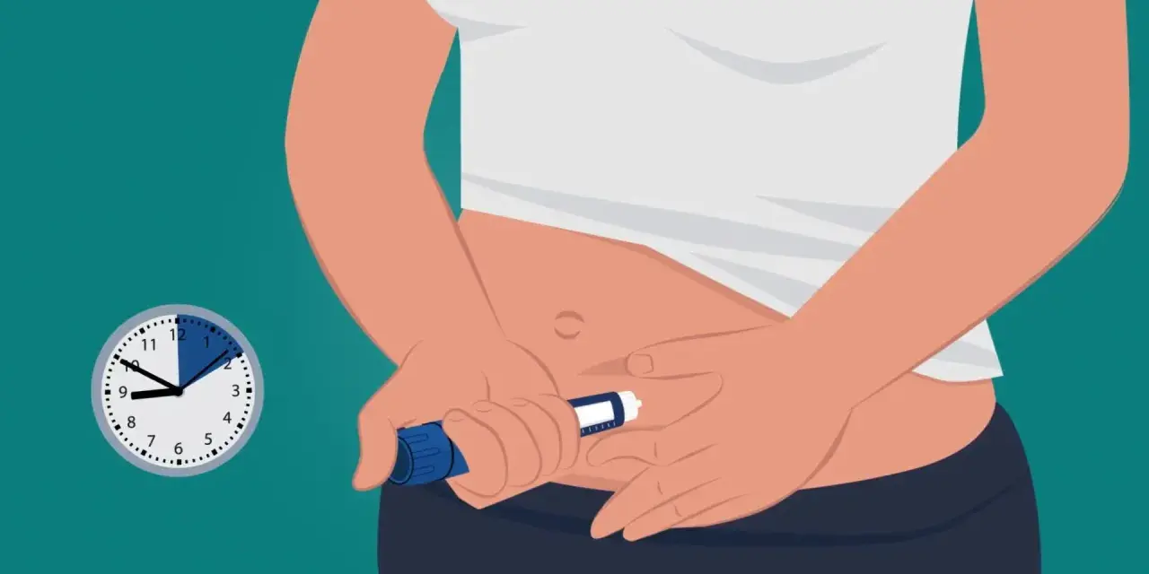 Person verabreicht sich Insulin mit einem Pen am Bauch. Eine Uhr zeigt die Zeit an. Insulin spritzen ohne bauchfalte ist wichtig.