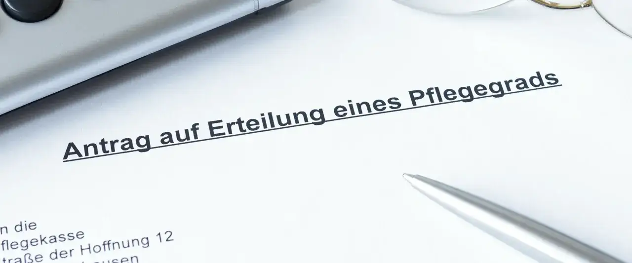 Antrag auf Erteilung eines Pflegegrads. Die Frage, wie lange darf der MDK sich Zeit lassen, beschäftigt viele. Ein Stift liegt bereit.